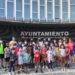 Un grupo de niños de los campamentos de verano visita el Ayuntamiento de Santa Marta