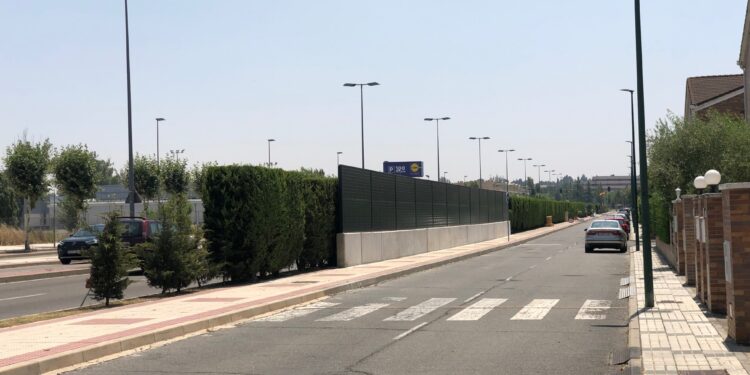 Nuevo tramo de pantalla acústica en La Fontana para reducir el ruido provocado por el intenso tráfico