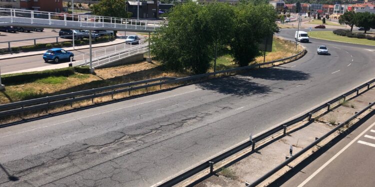 El refuerzo del firme de la rotonda de Las Llaves y el acceso a la autovía A-50 comenzará el lunes día 9