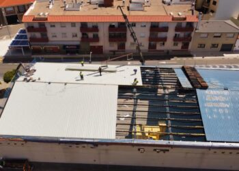 Comienza la sustitución de la cubierta del futuro edificio multiusos