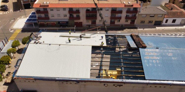 Comienza la sustitución de la cubierta del futuro edificio multiusos