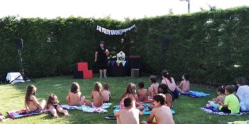 Cuentacuentos para completar los baños en las piscinas