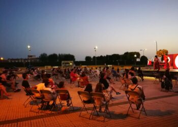 Comienzan las ‘Noches de Verano’ con el espectáculo de humor y circo para arrancar las risas de los vecinos