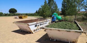 Los vecinos de Villamayor se adaptan al nuevo sistema de recogida de restos vegetales y ya han solicitado un centenar de contenedores para este uso