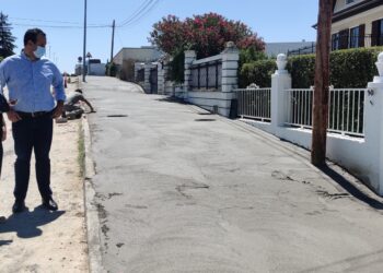 Una acera de 100 metros aumenta la seguridad de los peatones en el Camino de Carbajosa