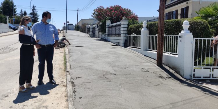 Una acera de 100 metros aumenta la seguridad de los peatones en el Camino de Carbajosa
