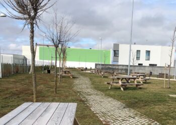 El frontón nuevo quedará cubierto después del verano para poder utilizarlo todo el año