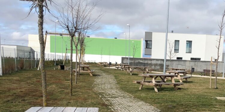 El frontón nuevo quedará cubierto después del verano para poder utilizarlo todo el año