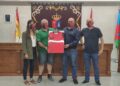 El Club Deportivo Villares de la Reina entrega al Ayuntamiento la nueva equipación por su 20º aniversario