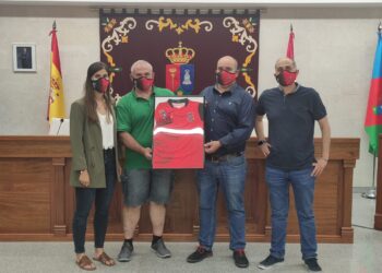 El Club Deportivo Villares de la Reina entrega al Ayuntamiento la nueva equipación por su 20º aniversario