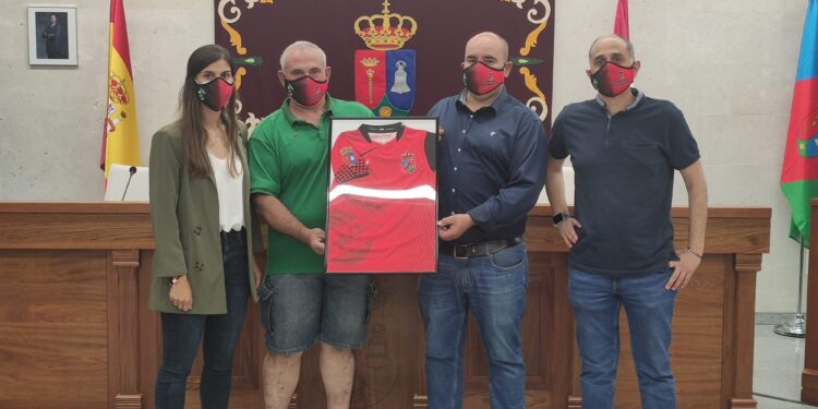 El Club Deportivo Villares de la Reina entrega al Ayuntamiento la nueva equipación por su 20º aniversario