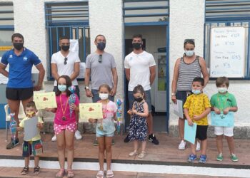 Los 135 niños de los cursos de natación reciben sus medallas y diplomas