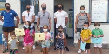 Los 135 niños de los cursos de natación reciben sus medallas y diplomas