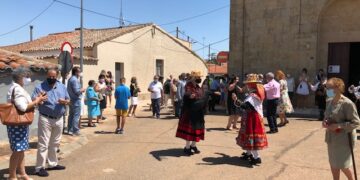 La tradición del día grande se mantiene con los bailes charros en honor al patrón y el convite a perronillas y vino dulce, aunque sin procesión