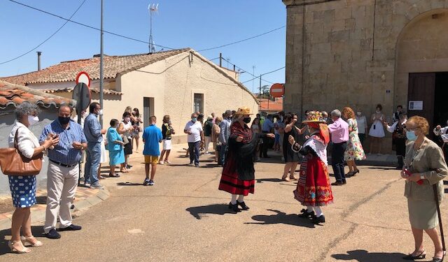 La tradición del día grande se mantiene con los bailes charros en honor al patrón y el convite a perronillas y vino dulce, aunque sin procesión
