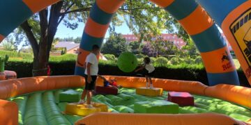 Los niños protagonizan la última jornada festiva en los hinchables del gran parque infantil