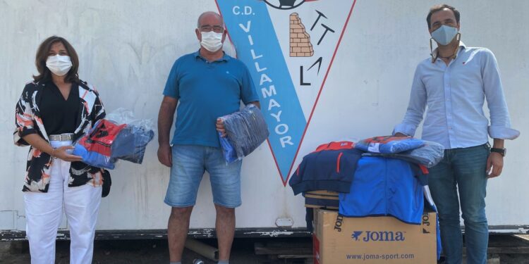 El Club Deportivo dona 100 kilos de material deportivo al ‘Roperito’ para los usuarios de los Servicios Sociales