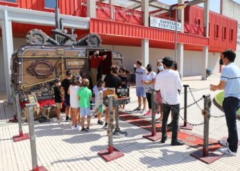 Novedosas actividades festivas para toda la familia con la ‘Máquina del Tiempo’ y el escape room en el tráiler de un camión