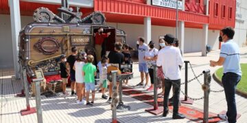 Novedosas actividades festivas para toda la familia con la ‘Máquina del Tiempo’ y el escape room en el tráiler de un camión