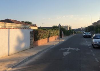 El Camino de Valdepega, principal vía de acceso del centro urbano a la nueva zona residencial y deportiva, luce su nueva y renovada imagen