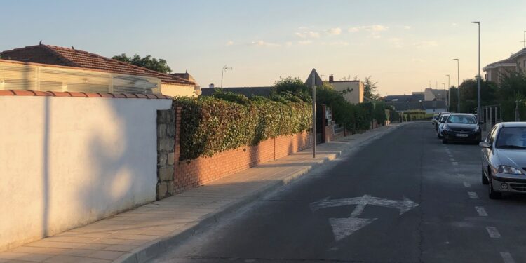 El Camino de Valdepega, principal vía de acceso del centro urbano a la nueva zona residencial y deportiva, luce su nueva y renovada imagen