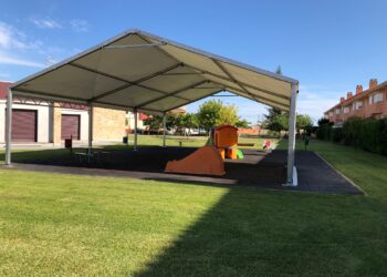 Los parques infantiles estrenan carpas para cubrir los juegos y que los niños los puedan utilizar todo el año