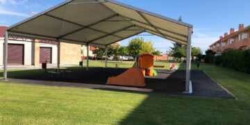 Los parques infantiles estrenan carpas para cubrir los juegos y que los niños los puedan utilizar todo el año