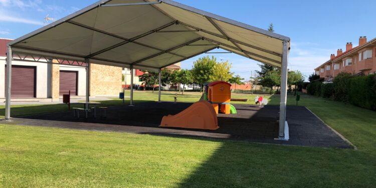 Los parques infantiles estrenan carpas para cubrir los juegos y que los niños los puedan utilizar todo el año
