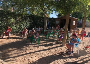 Los más pequeños disfrutan con los últimos ‘Cuentos al Sol’ de la Bibliopiscina