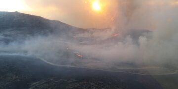 Dispositivo de más de 1.000 personas para luchar contra el incendio declarado en Ávila que ha arrasado 12.000 hectáreas