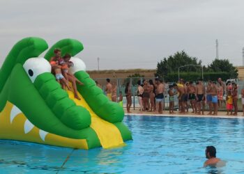 El tobogán acuático gigante, la paella y la entrega de premios de los torneos clausuran la exitosa Semana Temática de las piscinas municipales