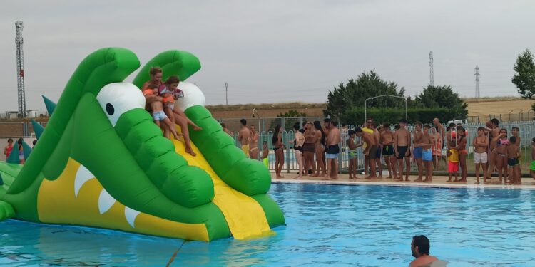 El tobogán acuático gigante, la paella y la entrega de premios de los torneos clausuran la exitosa Semana Temática de las piscinas municipales