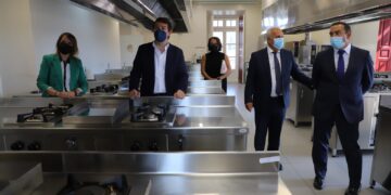 Mañueco garantiza que el nuevo curso escolar será «100% presencial y seguro» en la Comunidad