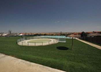 La rápida actuación de los socorristas de la piscina municipal evita la muerte por asfixia de una niña