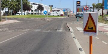 Las obras de renovación del firme de la rotonda de acceso al polígono Los Villares obligarán a desviar el tráfico los días 23 y 24