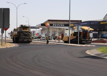 Comienza la pavimentación de la rotonda de acceso al polígono Los Villares desde Salamanca