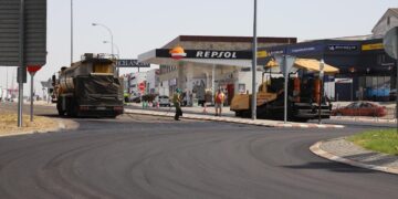 Comienza la pavimentación de la rotonda de acceso al polígono Los Villares desde Salamanca