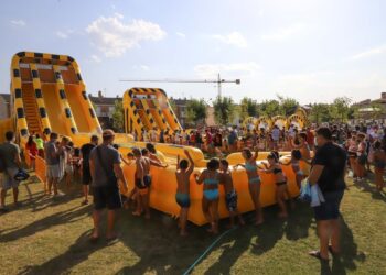 Más de un millar de niños y jóvenes disfruta de los hinchables gigantes y los toboganes de agua