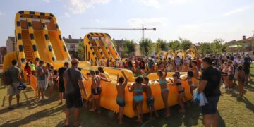 Más de un millar de niños y jóvenes disfruta de los hinchables gigantes y los toboganes de agua