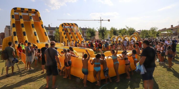Más de un millar de niños y jóvenes disfruta de los hinchables gigantes y los toboganes de agua