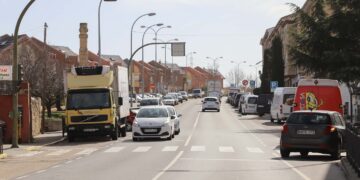 La incorporación de cinco nuevos trabajadores refuerza la limpieza viaria del municipio y las urbanizaciones