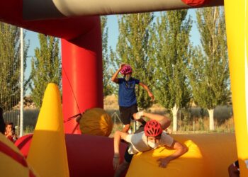 Los jóvenes demuestran su habilidad y resistencia en el circuito del ‘Desafío Iron Team’