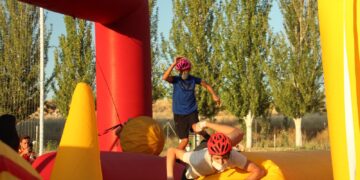 Los jóvenes demuestran su habilidad y resistencia en el circuito del ‘Desafío Iron Team’