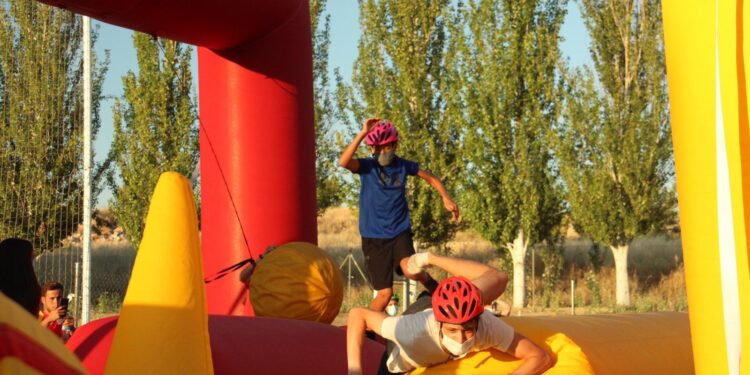 Los jóvenes demuestran su habilidad y resistencia en el circuito del ‘Desafío Iron Team’