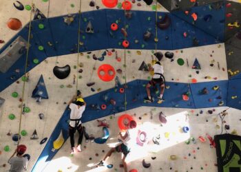El taller de escalada y rapel despierta nuevas aficiones entre los jóvenes
