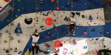 El taller de escalada y rapel despierta nuevas aficiones entre los jóvenes