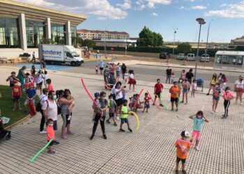 Villares recupera la Fiesta Fin de Verano con conciertos, correfuegos, escape room y actos novedosos como un parque temático de dinosaurios y una máquina del tiempo