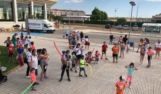 Villares recupera la Fiesta Fin de Verano con conciertos, correfuegos, escape room y actos novedosos como un parque temático de dinosaurios y una máquina del tiempo