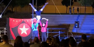 El ‘Circo de la Tortuga’ vuelve a divertir a las familias de Carbajosa en las noches del ‘Verano Cultural’