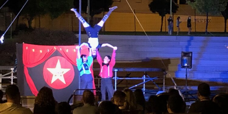 El ‘Circo de la Tortuga’ vuelve a divertir a las familias de Carbajosa en las noches del ‘Verano Cultural’
